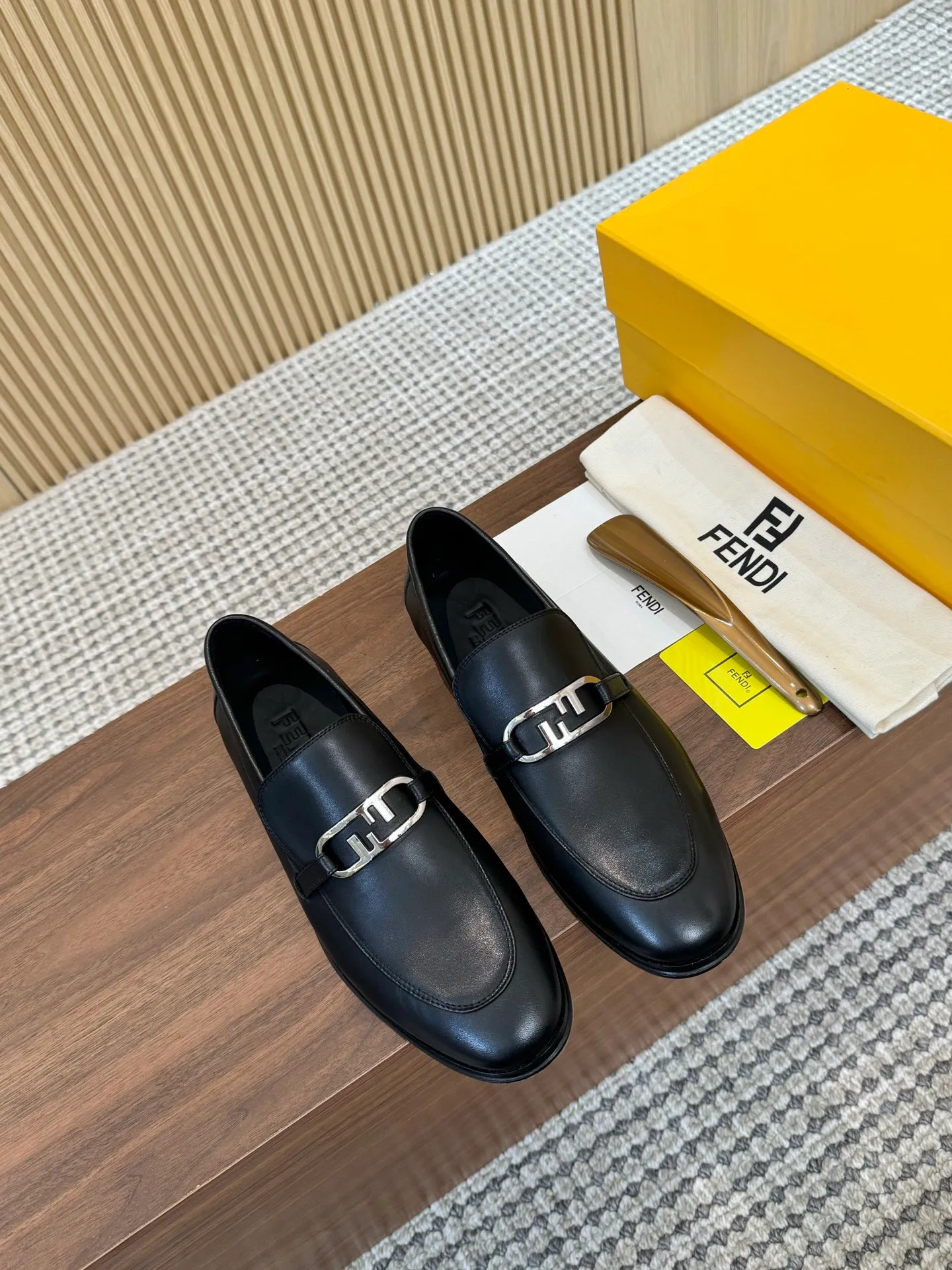 [FENDI] Top P: 980💰 ▪️Size: Men's 39-44. (Customized at 38.45.46) Fendi men's business casual leather shoes Imported brand cloth/calfskin/open edge beads/brand logo printing -Inside: Comfortable cowhide lining -Outsole: Genuine leather outsole with rubber backing embedded in the heel, perfect injection molding -Ultra-high quality control·Fine workmanship: highlighted (high-end·luxury·grade)